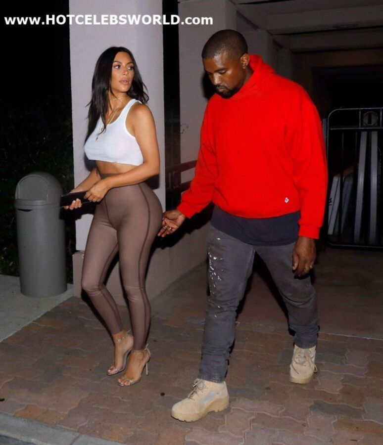 Kim Kardashian cul et seins transparents