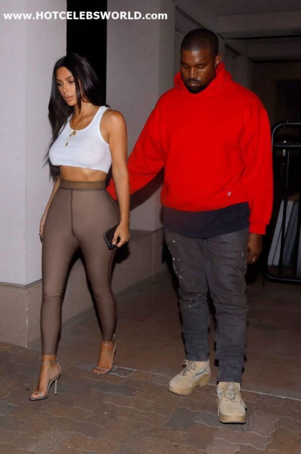 Kim Kardashian cul et seins transparents