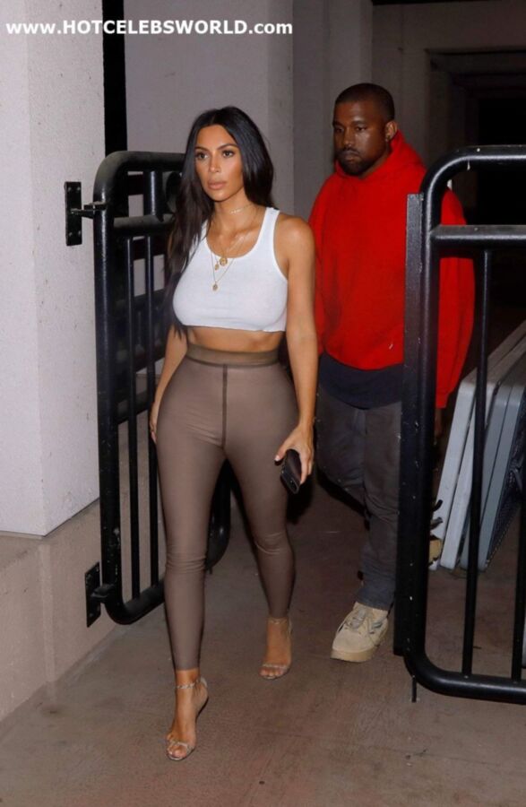 Kim Kardashian cul et seins transparents