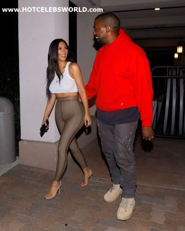 Kim Kardashian cul et seins transparents