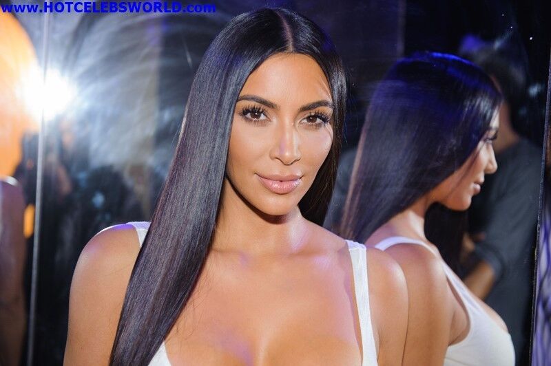 Kim Kardashian décolleté sexy lors de l'ouverture d'une boutique