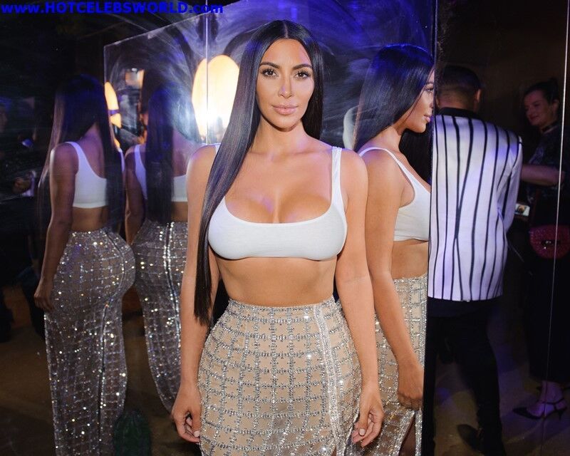 Kim Kardashian décolleté sexy lors de l'ouverture d'une boutique