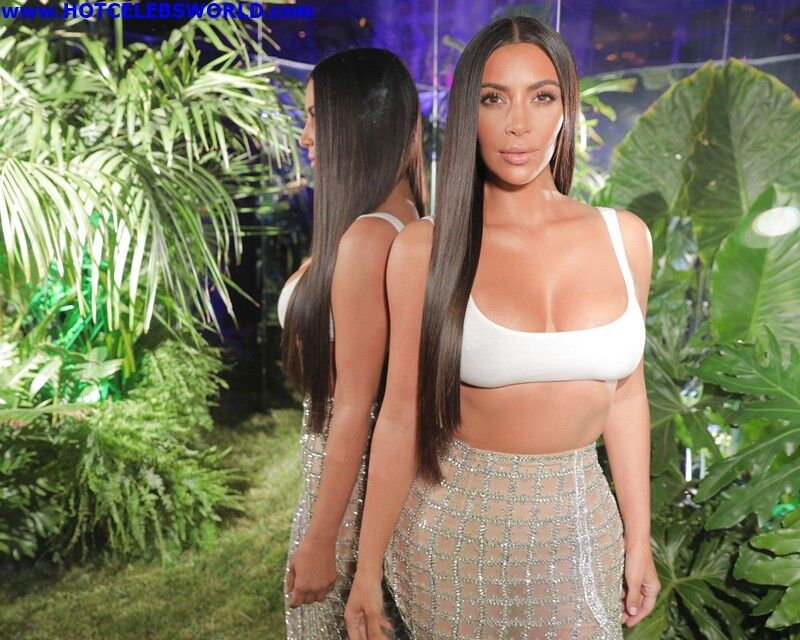 Kim Kardashian décolleté sexy lors de l'ouverture d'une boutique