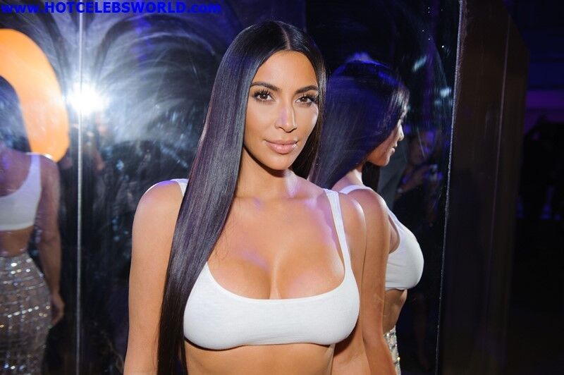 Kim Kardashian décolleté sexy lors de l'ouverture d'une boutique