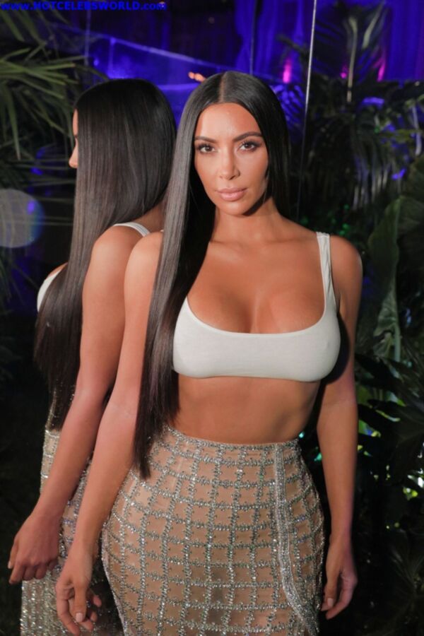 Kim Kardashian décolleté sexy lors de l'ouverture d'une boutique