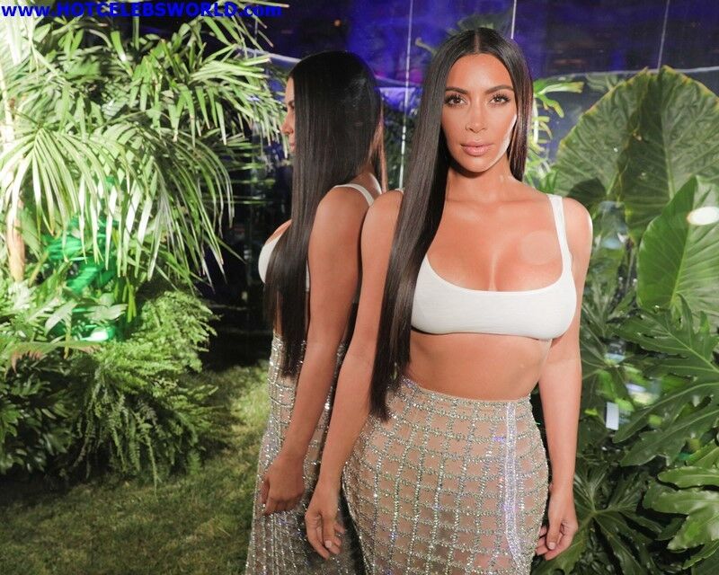 Kim Kardashian décolleté sexy lors de l'ouverture d'une boutique