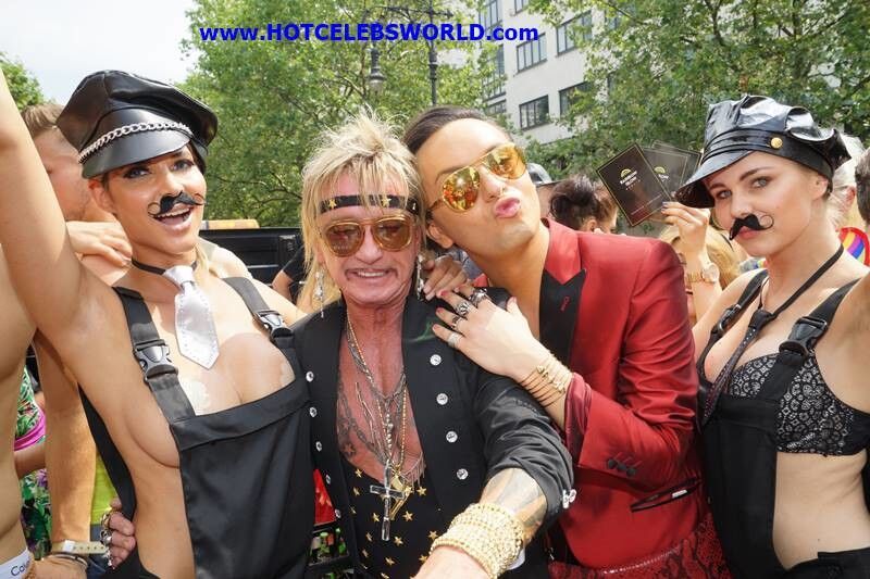 Micaela Schäfer – Topless en el Christopher Street Day en Be