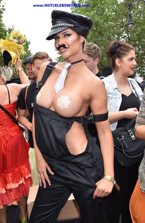 Micaela Schäfer – Topless en el Christopher Street Day en Be