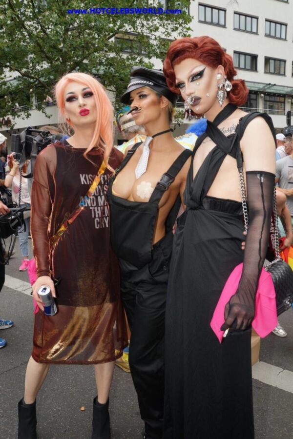 Micaela Schäfer – Topless en el Christopher Street Day en Be