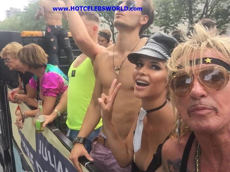 Micaela Schäfer – Topless en el Christopher Street Day en Be