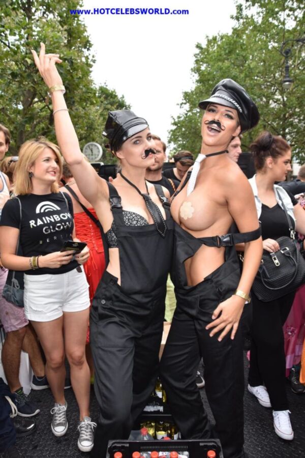 Micaela Schäfer – Topless en el Christopher Street Day en Be