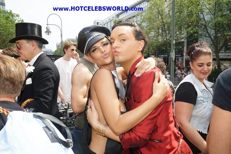 Micaela Schäfer – Topless en el Christopher Street Day en Be