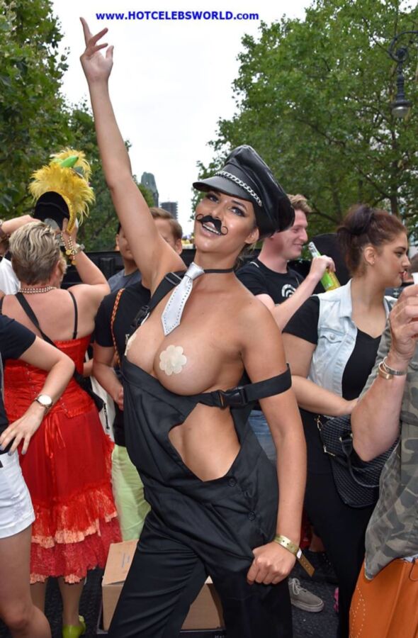 Micaela Schäfer – Topless en el Christopher Street Day en Be