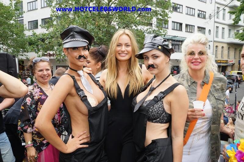 Micaela Schäfer – Topless en el Christopher Street Day en Be