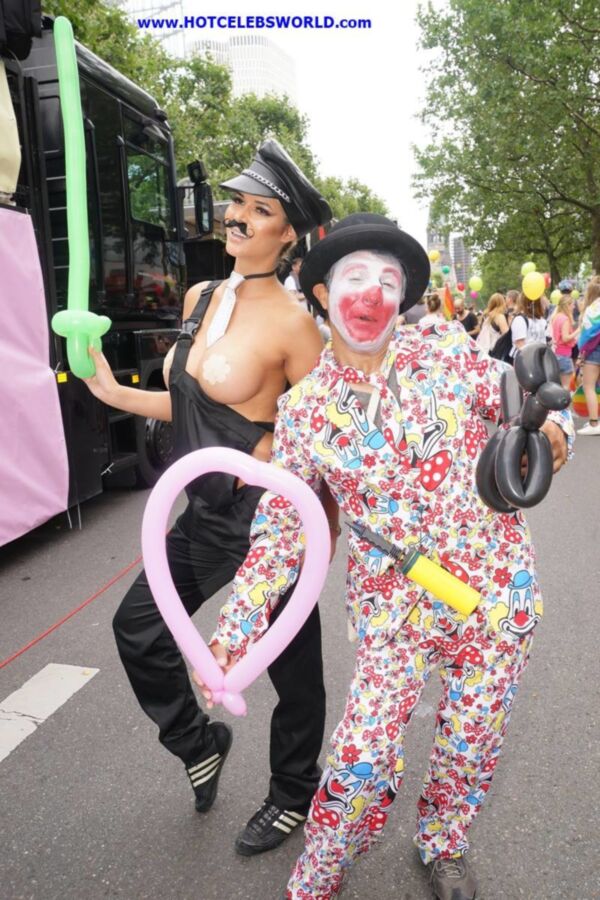 Micaela Schäfer – Topless en el Christopher Street Day en Be