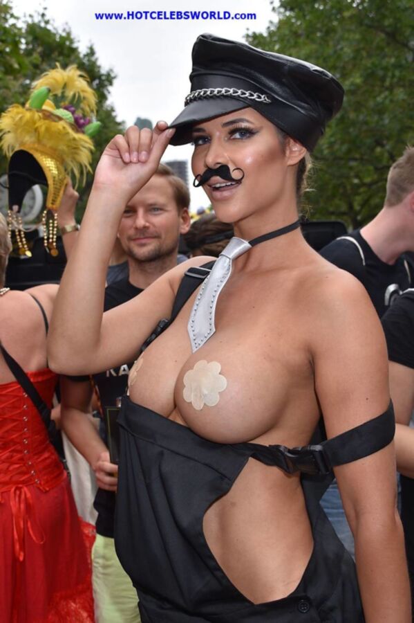 Micaela Schäfer – Topless en el Christopher Street Day en Be