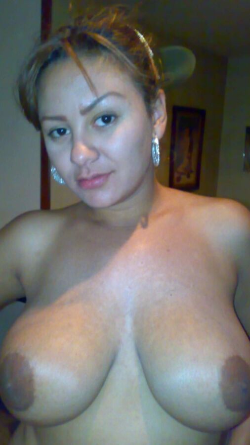 LATINA GROS SEINS PARFAITS