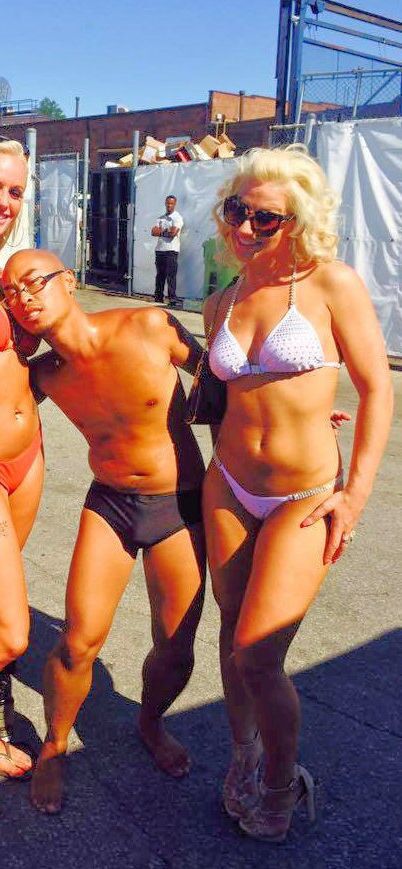 Melissa Hardbody lleva el bikini de hilo blanco que endurece la polla a Bea