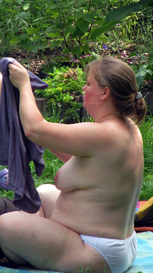 Minha ex gorda de topless no jardim