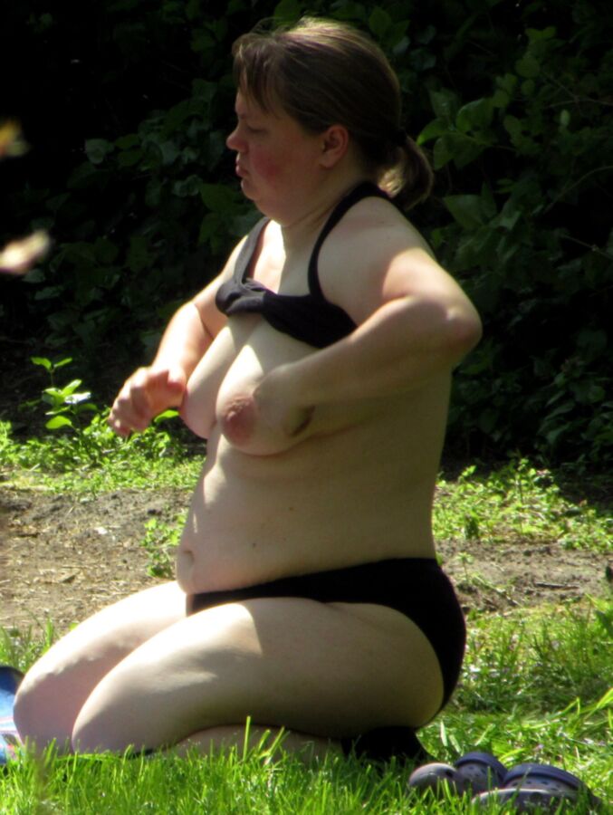 Minha ex gorda de topless no jardim