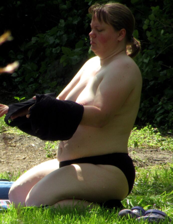 Minha ex gorda de topless no jardim