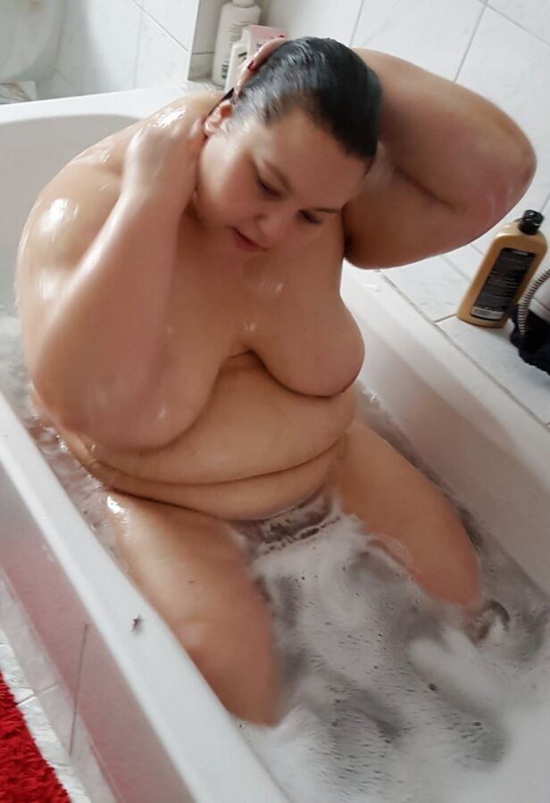 Amateur Fat Pig Melanie Shower Shots