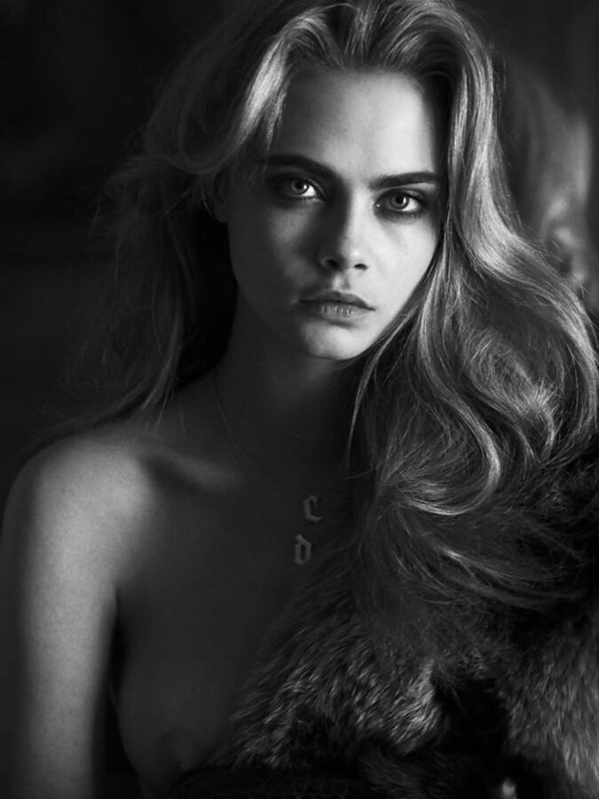 Cara Delevingne caliente y desnuda!