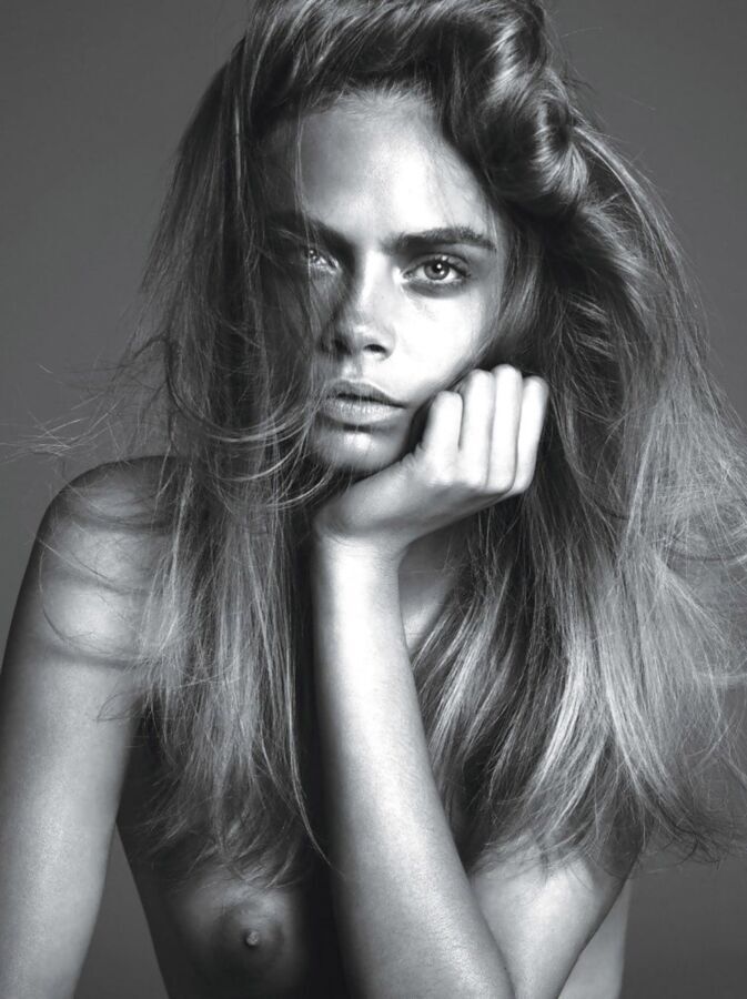 Cara Delevingne caliente y desnuda!