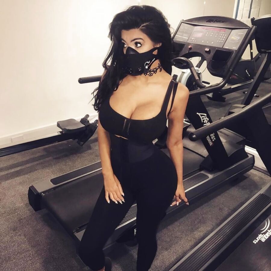 Chloe Khan - Perra bimbo sexy - Grandes tetas falsas - Tacones altos