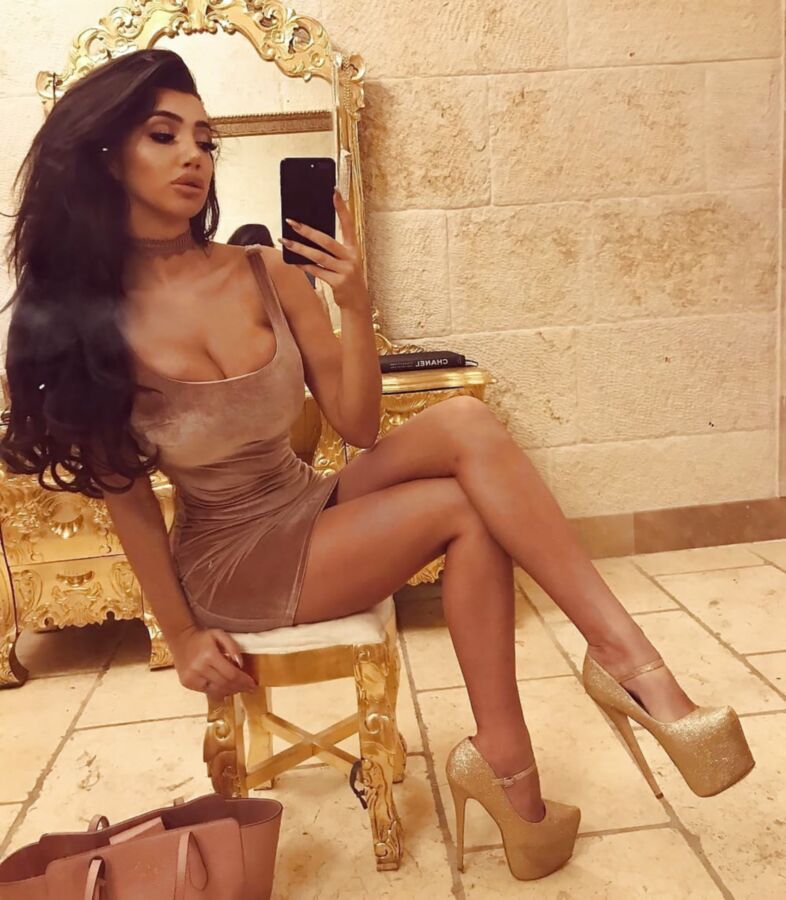 Chloe Khan - Perra bimbo sexy - Grandes tetas falsas - Tacones altos