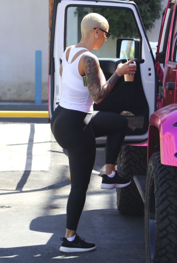 Amber Rose en pantalones ajustados