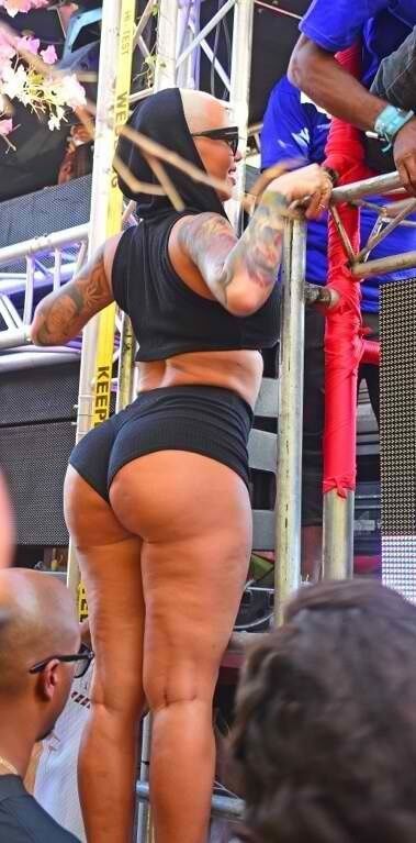 Amber Rose en pantalones ajustados