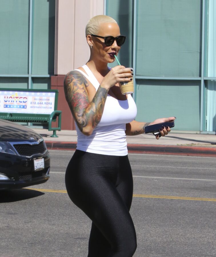 Amber Rose en pantalones ajustados