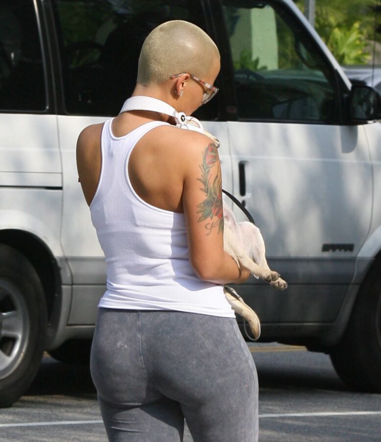 Amber Rose en pantalones ajustados