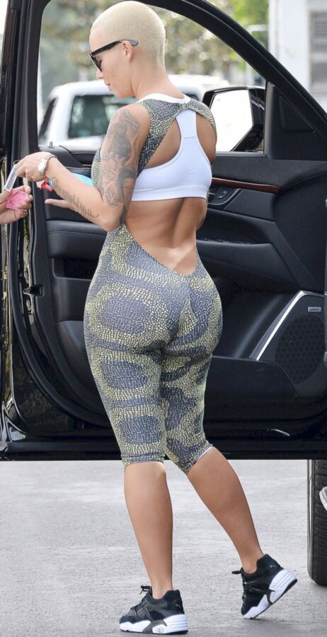 Amber Rose en pantalones ajustados