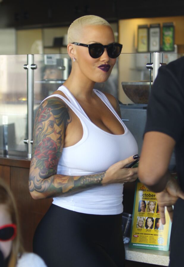 Amber Rose en pantalones ajustados