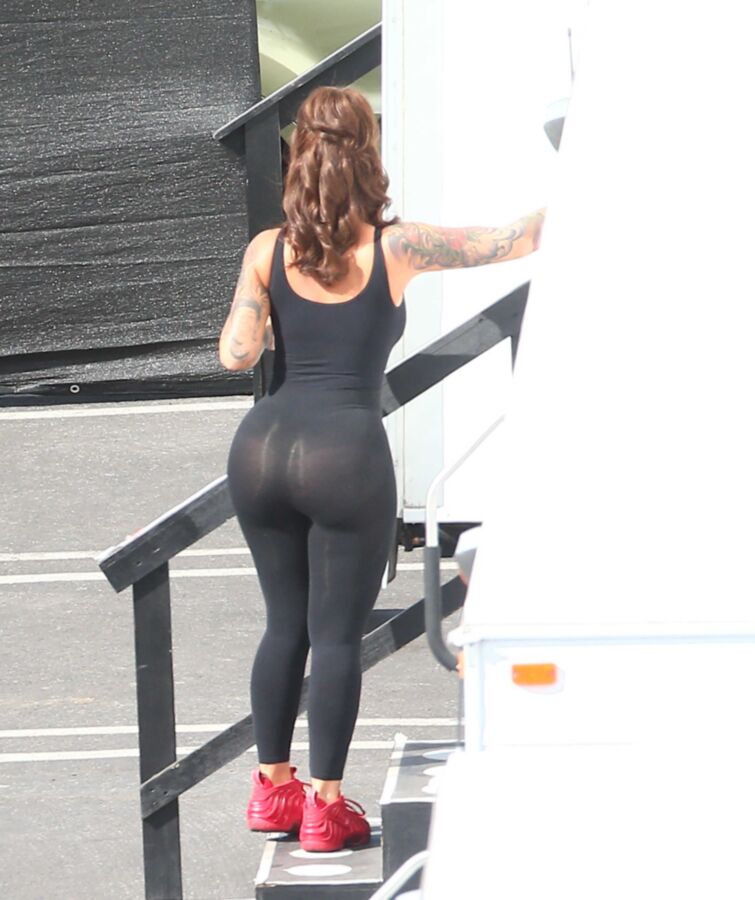 Amber Rose en pantalones ajustados