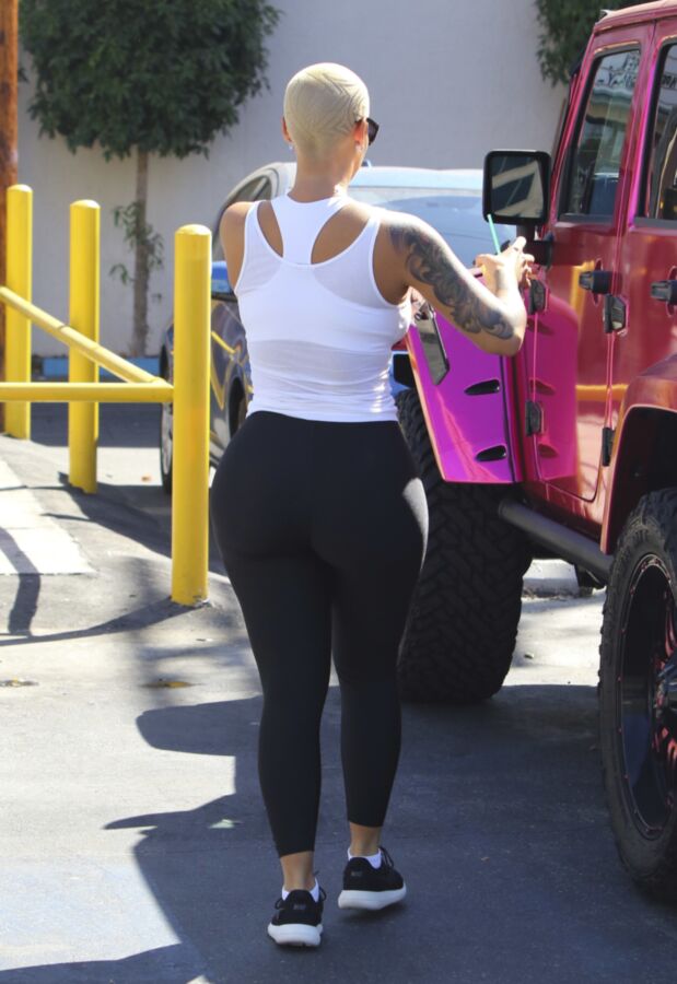 Amber Rose en pantalones ajustados