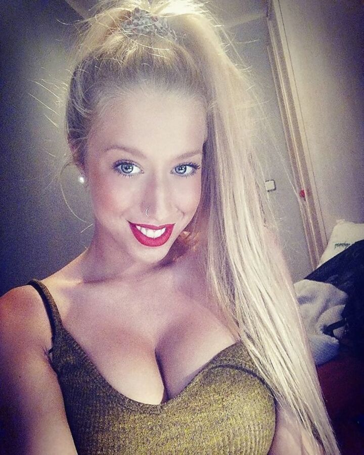 Insta fille blonde aux gros seins