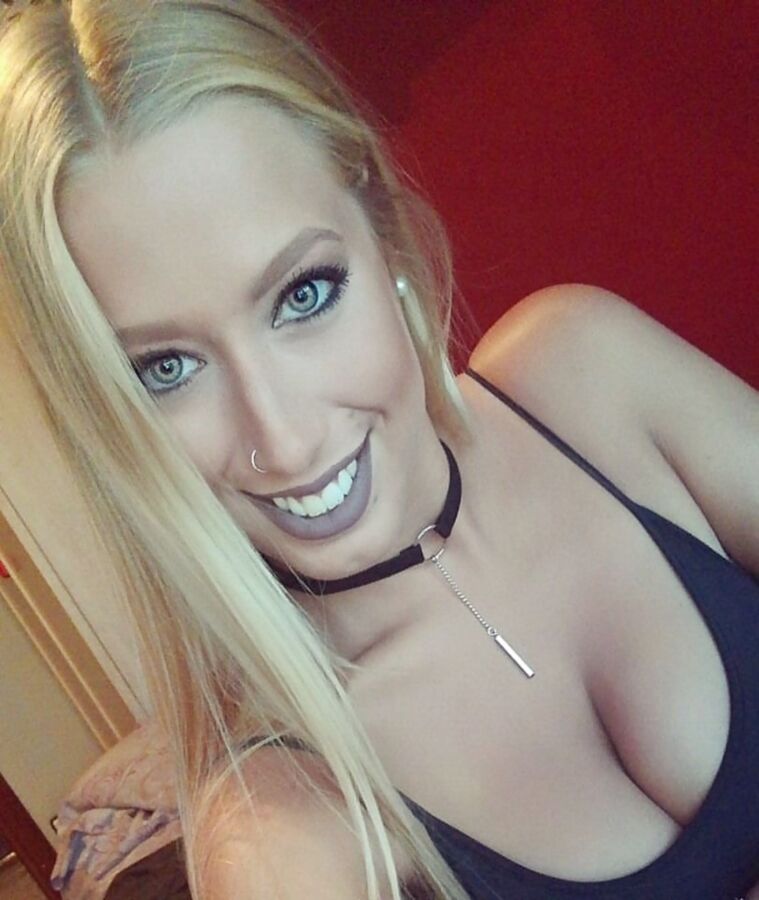 Insta fille blonde aux gros seins