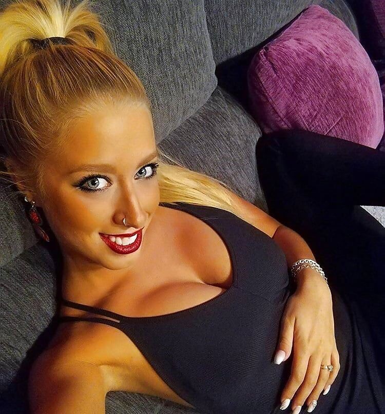 Insta fille blonde aux gros seins