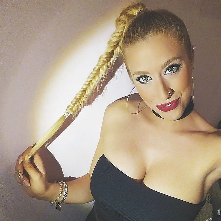 Insta fille blonde aux gros seins