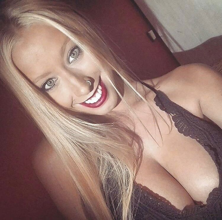 Insta fille blonde aux gros seins