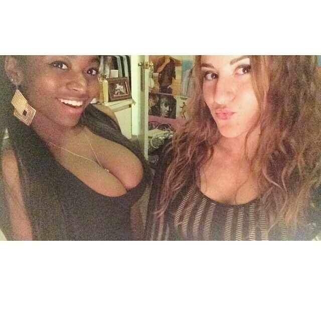 DAJA, ado noire aux gros seins