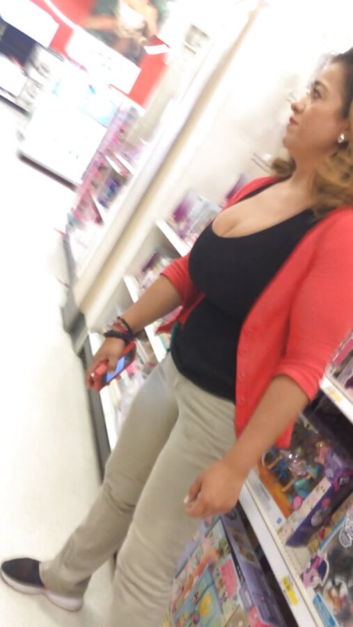 Candid Big Busty MILF Shopper