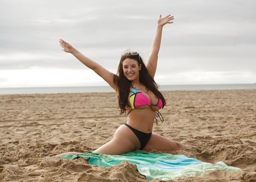 Las grandes tetas de playa de Angela