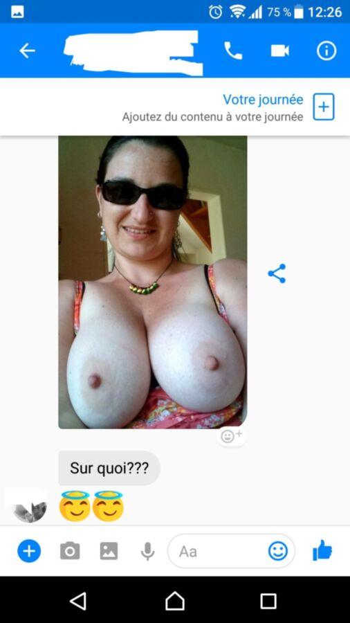 Mulher gostosa mandando mensagens de texto