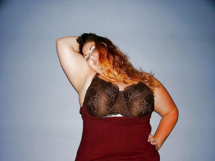 BBW parfaite aux gros seins avec un ventre génial