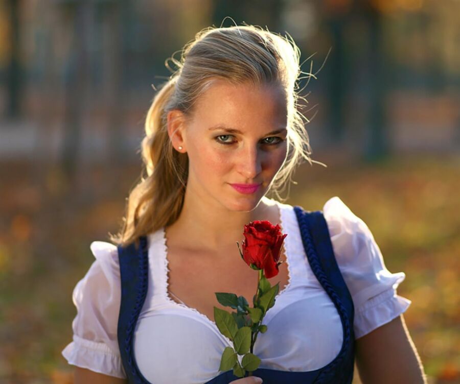 Fesche Madln im Dirndl zum Einundsiebzigst`n