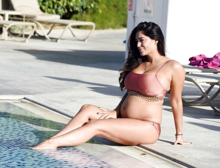 Die schwangere und vollbusige Casey Batchelor